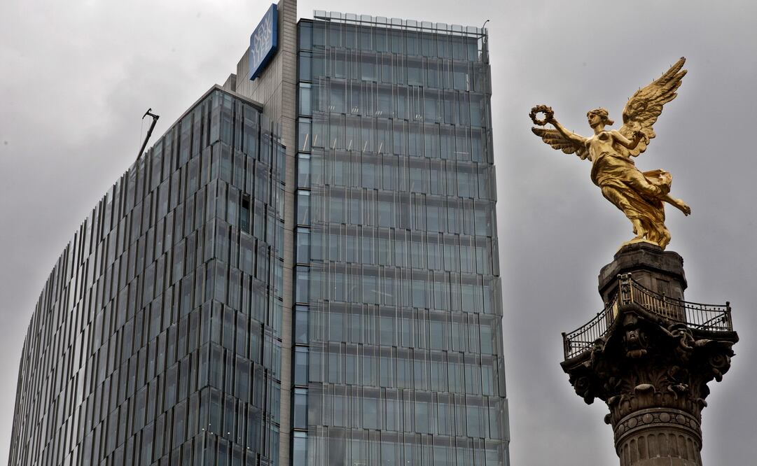 La Torre New York Life acompaña el paisaje de Paseo de la Reforma con una fachada de piel de ángel y una cascada de 30 metros de altura sobre los ascensores