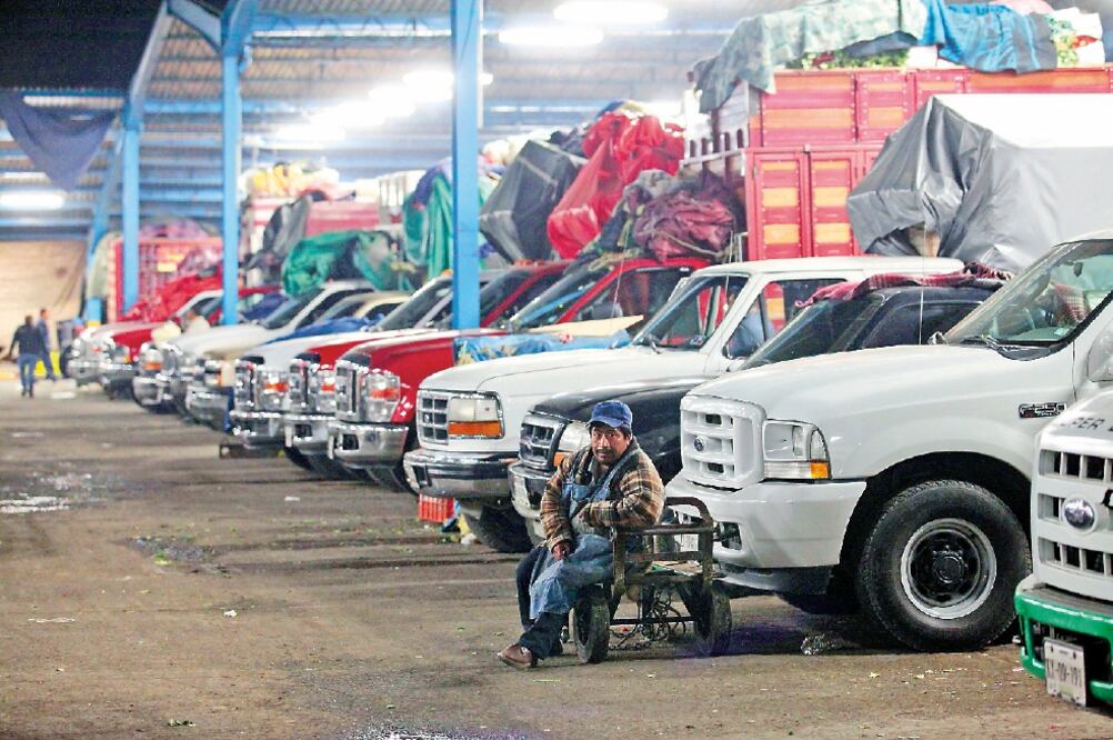 La Central de Abasto recibe un promedio diario 90 mil vehículos y en días previos a las temporadas de romería, se estima que ingresan 550 mil personas (ARCHIVO EL UNIVERSAL)