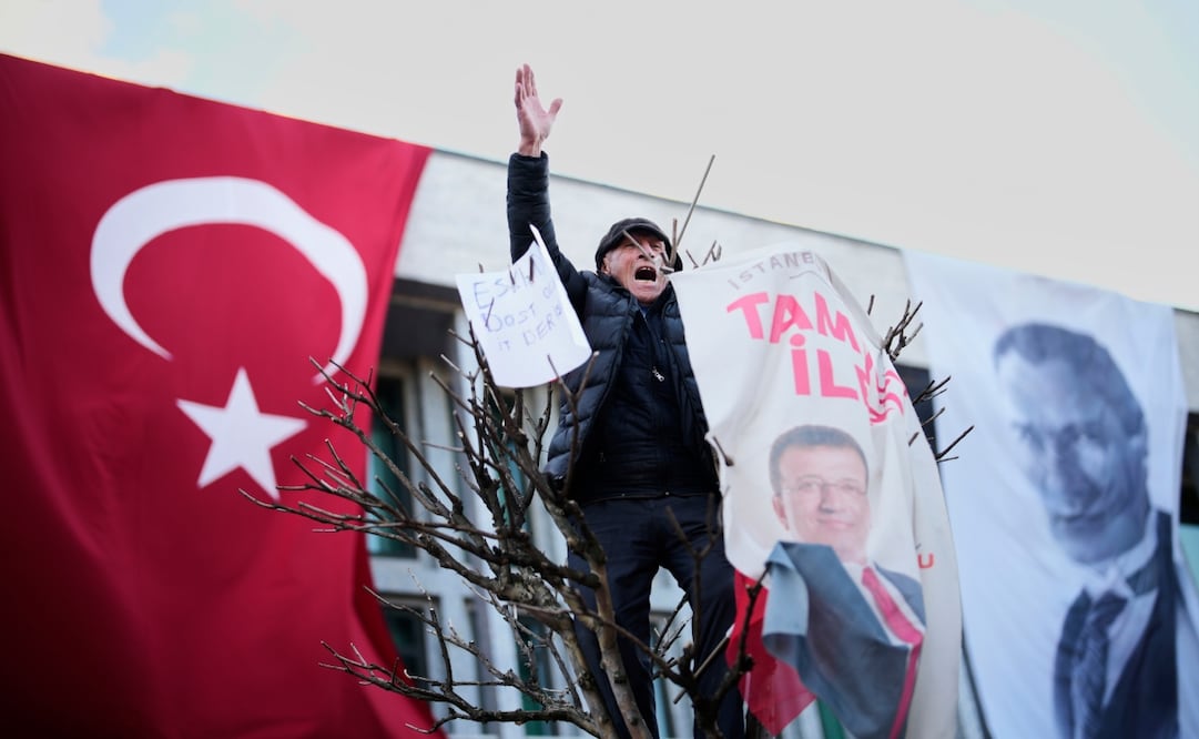 El encarcelamiento de Ekrem Imamoglu, el mayor rival político de Erdogan y candidato del CHP para la elección presidencial de 2028, provocó protestas masivas en Turquía, las más importantes desde 2013. Foto: AP