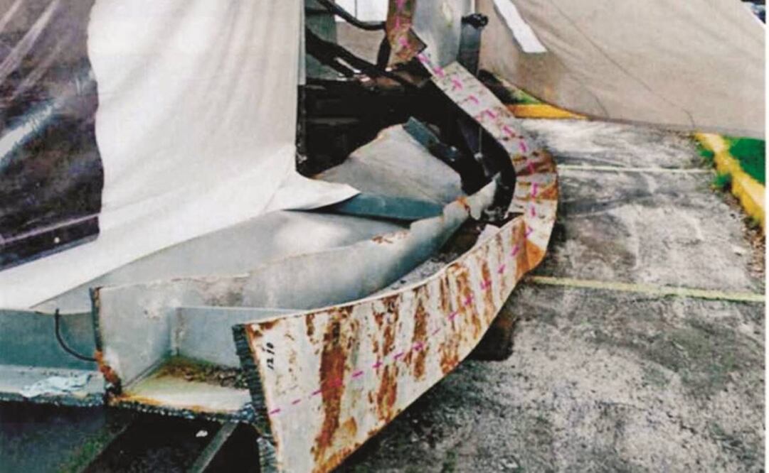 Fotografía que muestra el pandeo de la viga sur en la Línea 12 que colapsó, el pasado 3 de mayo, después de que se retiró la cubierta de concreto. Es uno de los elementos principales que aparecen en el informe final. Fotos: ESPECIAL