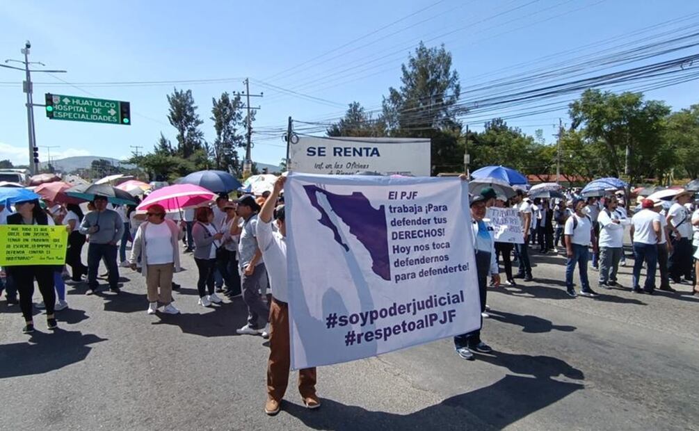 Trabajadores bloquearon la carretera federal 175 Oaxaca-Puerto Ángel en el municipio de San Bartolo Coyotepec. Foto: Juan Carlos Zavala / EL UNIVERSAL