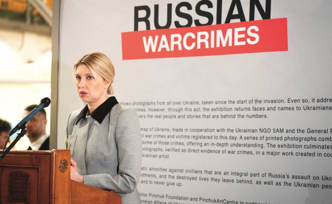 La primera dama de Ucrania, Olena Zelenska, en la inauguración en Londres de una exhibición de crímenes de guerra rusos. Foto: James Manning/AFP 