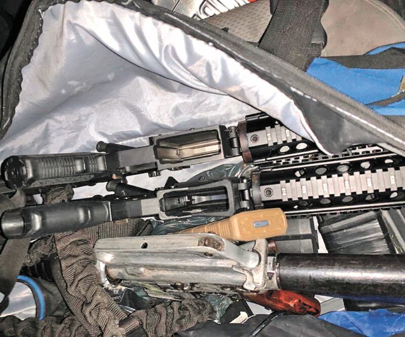 Agentes ministeriales decomisaron armas de fuego y cartuchos de diferente calibre, sobres de marihuana, equipos de radiodifusión y teléfonos celulares. Foto: ESPECIAL