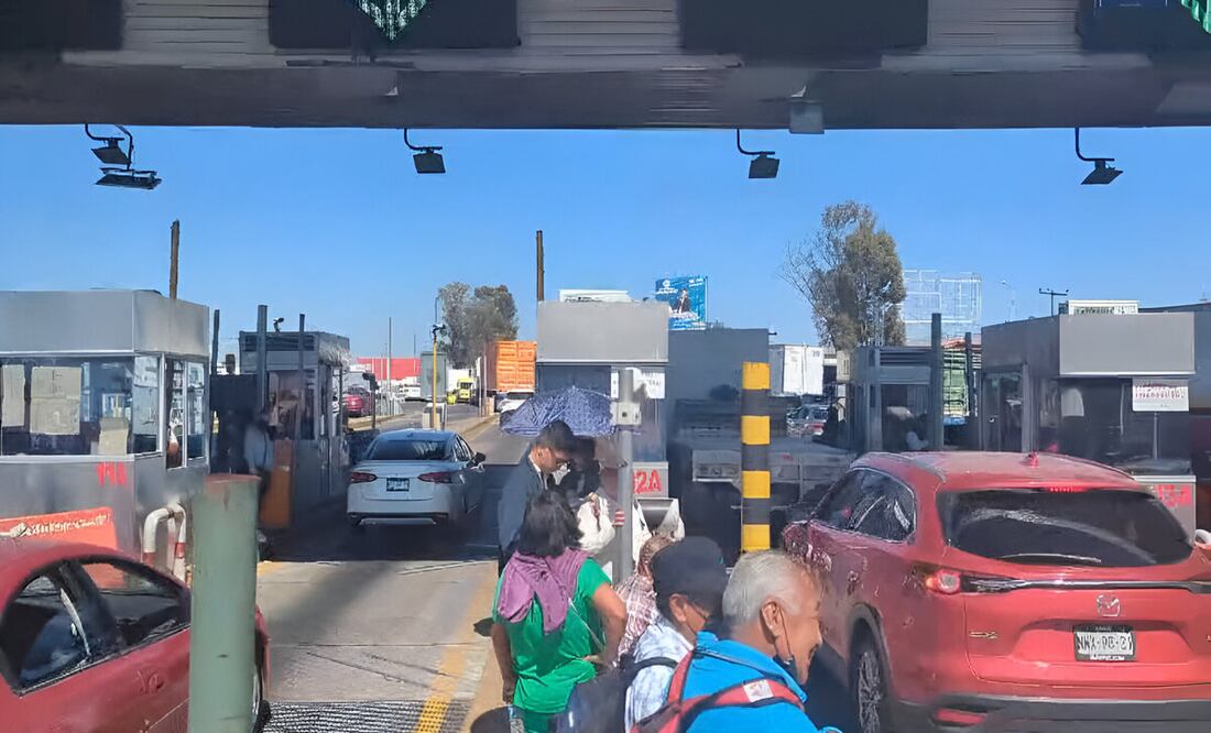 Vecinos de la colonia El Paraje Fimesa, ubicada en Tultitlán, levantaron las plumas para permitir el paso gratuito de vehículos. Foto: Especial