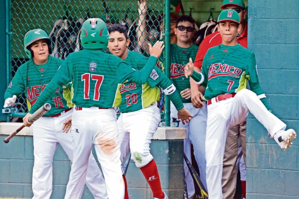 Saúl Soto (17) felicitó a Jorge Lambarria, quien remolcó la carrera en el tercer rollo, que a la postre dio el triunfo (GENE J. PUSKAR. AP)