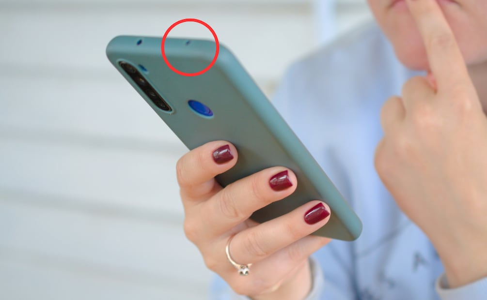 No introduzcas objetos, como agujas, para tratar de limpiar los orificios de tu celular. Foto: Unsplash