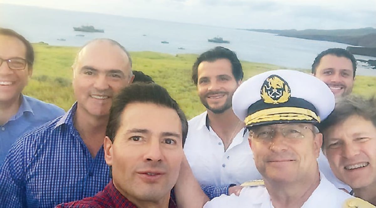 El presidente Enrique Peña Nieto toma imágenes para el recuerdo de una parte del Archipiélago de Revillagigedo. Destacó que aquí se concentra parte de la riqueza marítima más importante del país (FOTO: PRESIDENCIA)