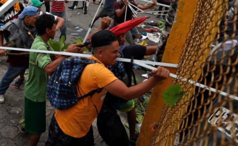 Migrantes se enfrentan contra la policía en frontera entre Guatemala y México