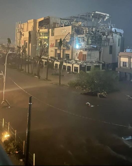 Huracán "Otis" se lleva fachada de plaza Galerías Diana en Acapulco. Foto: @lugarincorrecto