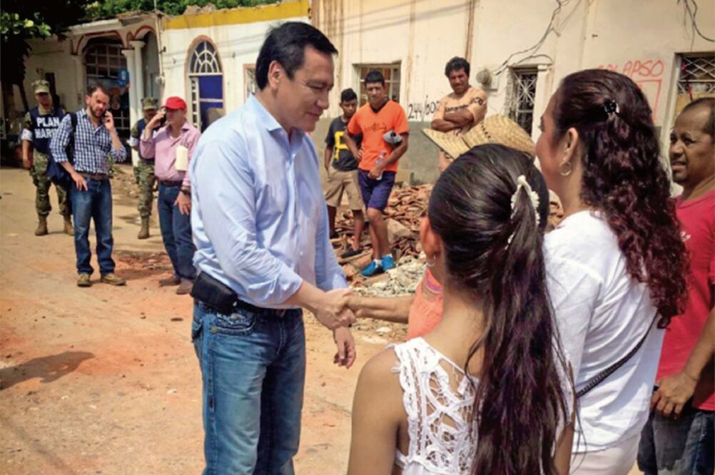 El titular de la Segob, Miguel Ángel Osorio Chong, recorrió Santiago Niltepec en Oaxaca para dar seguimiento a las acciones de apoyo a la población (SEGOB)