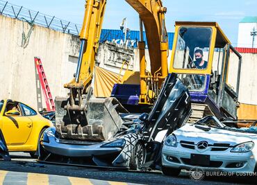 Policía destruye más de 20 millones de pesos en autos ilegales