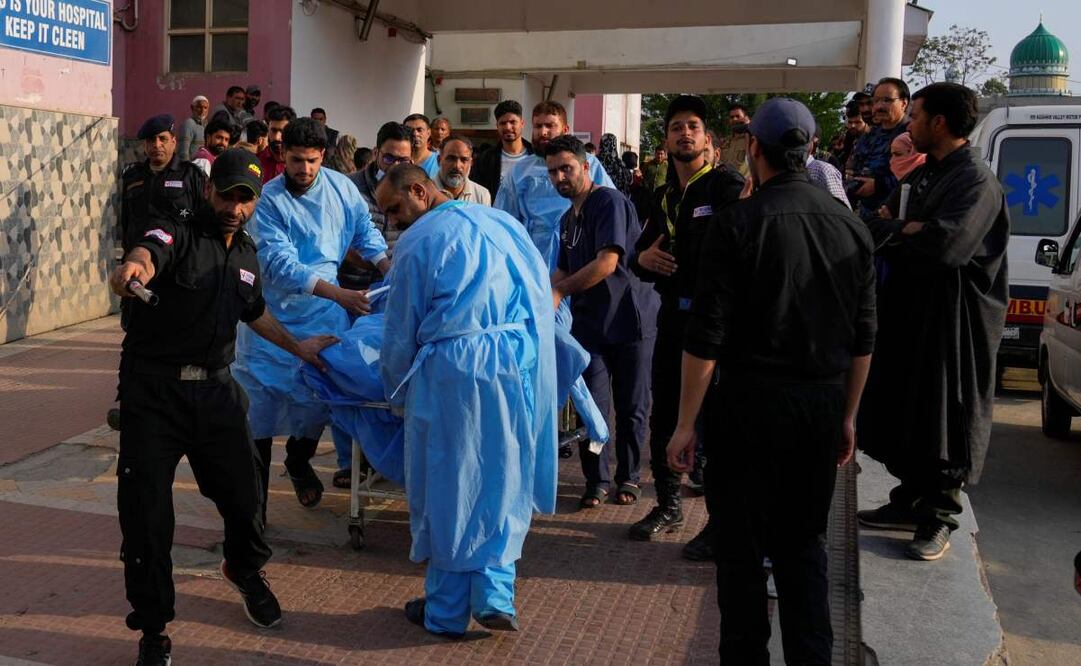 Paramédicos en un hospital de Anantnag trasladan en una camilla a un turista herido, después de que varios atacantes dispararan indiscriminadamente contra turistas que visitaban Pahalgam, en la región de Cachemira controlada por India, El martes 22 de abril de 2025. Foto: AP