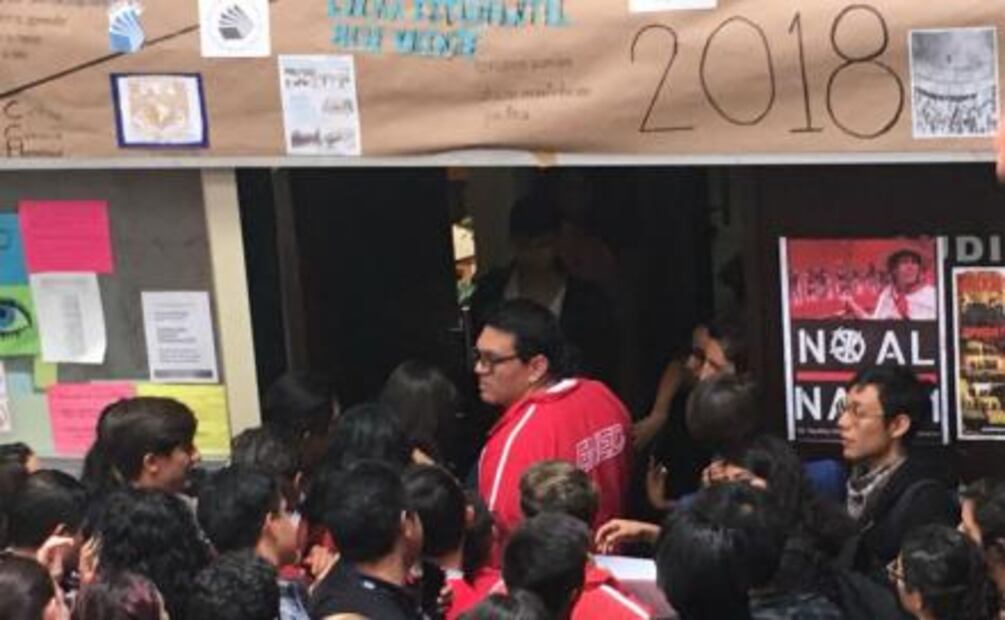 Estudiantes de la UNAM llegan a Economía para asamblea interuniversitaria