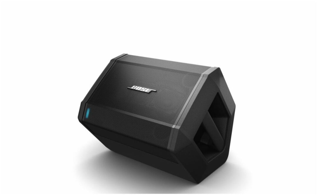 El equipo permite conectar, de manera alámbrica, un celular (vía 3.5 mm) o una guitarra y un micrófono