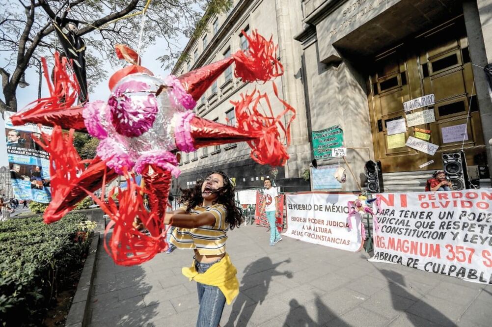 Una mujer golpea una piñata cerca del “plantón” montado por ONG afuera de la Suprema Corte de Justicia de la Nación. Foto: GERMÁN ESPINOSA. EL UNIVERSAL