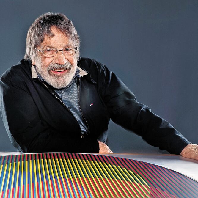 El artista, nacido en Caracas en 1923, radicaba en París desde 1960; arriba a la derecha, una de sus obras en el MUAC. FOTO: ARCHIVO EL UNIVERSAL