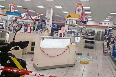 Hombres con mazos roban celulares en Elektra 