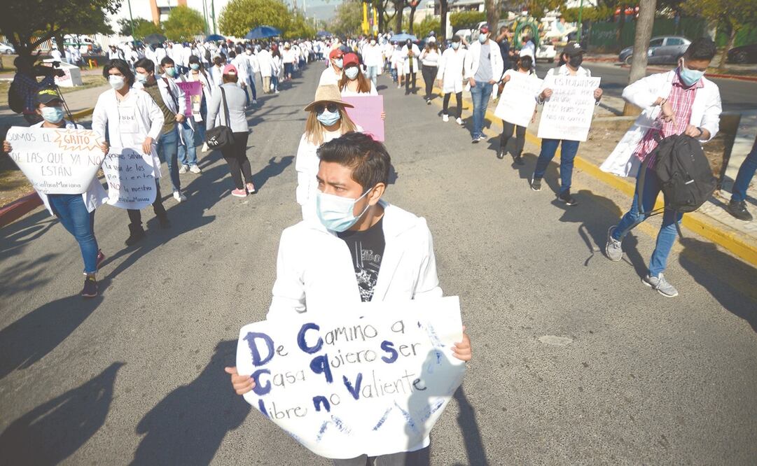 Alumnos de la Facultad de Medicina de la Unach y de instituciones privadas marcharon en la capital del estado para exigir el esclarecimiento de los hechos en los que perdió la vida Mariana. Foto: Jacob García. EL UNIVERSAL