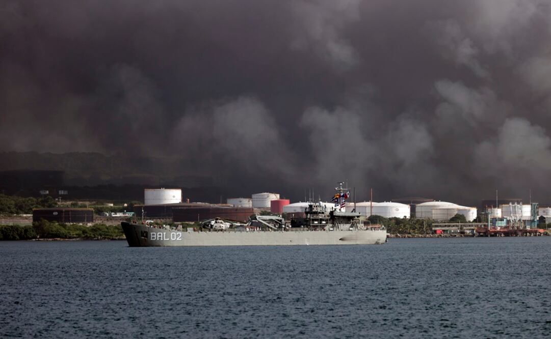 Barco mexicano enviado por el Gobierno de ese país para prestar ayuda tras la explosión en la base de contenedores en la zona industrial. Foto: EFE