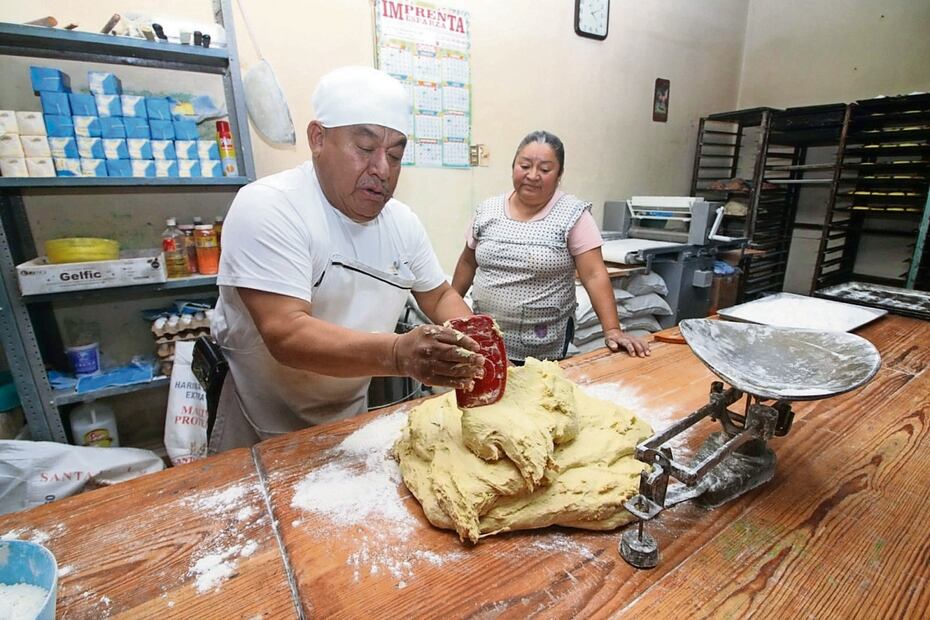 La base de la rosca es la “pata”, una masa que le dará el esponjado ideal. Foto: Omar Contreras / EL UNIVERSAL