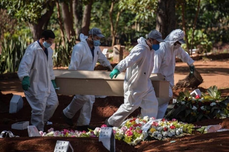Por Covid-19, hacen entierros masivos en cementerio de Brasil; son al menos 60 por día
