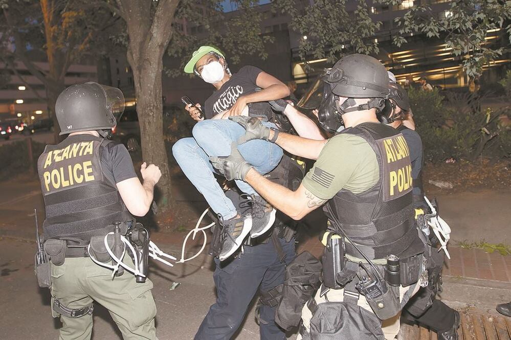 Policías se llevan a un manifestante, durante las protestas en Atlanta. JOHN BAZEMORE. AP