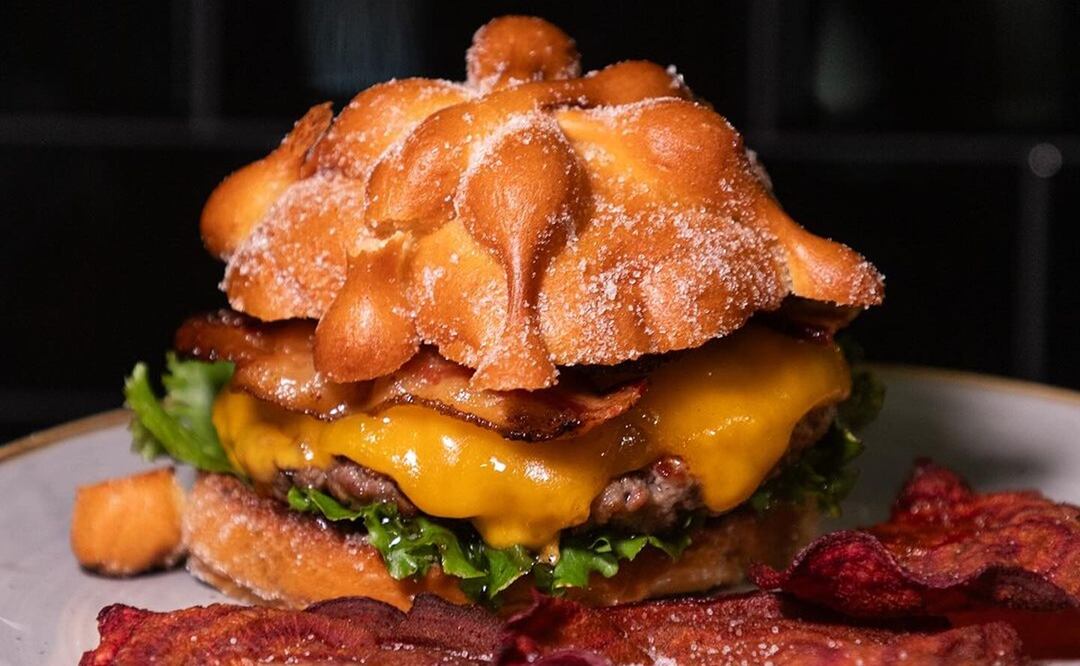 Hamburguesa de pan de muerto. Foto: Connors.mx / Instagram