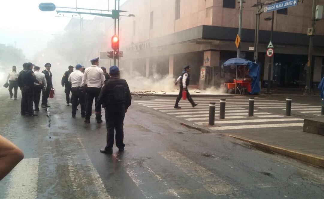 Explosión de una mufa ubicada entre Eje Central y calle Independencia (Foto: César Reyes / EL UNIVERSAL)