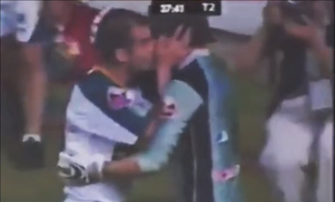 Pep Guardiola y el día que besó a Cirilo Saucedo - Foto: Especial