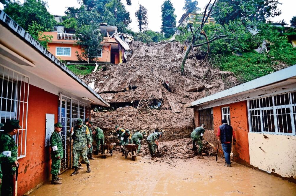 Elementos castrenses realizaron labores de rescate y apoyaron en tareas de limpieza en diversos puntos del estado, sobre todo en los que se presentaron deslizamiento de tierra, como en la colonia Dolores Hidalgo (ALBERTO ROA. CUARTOSCURO)