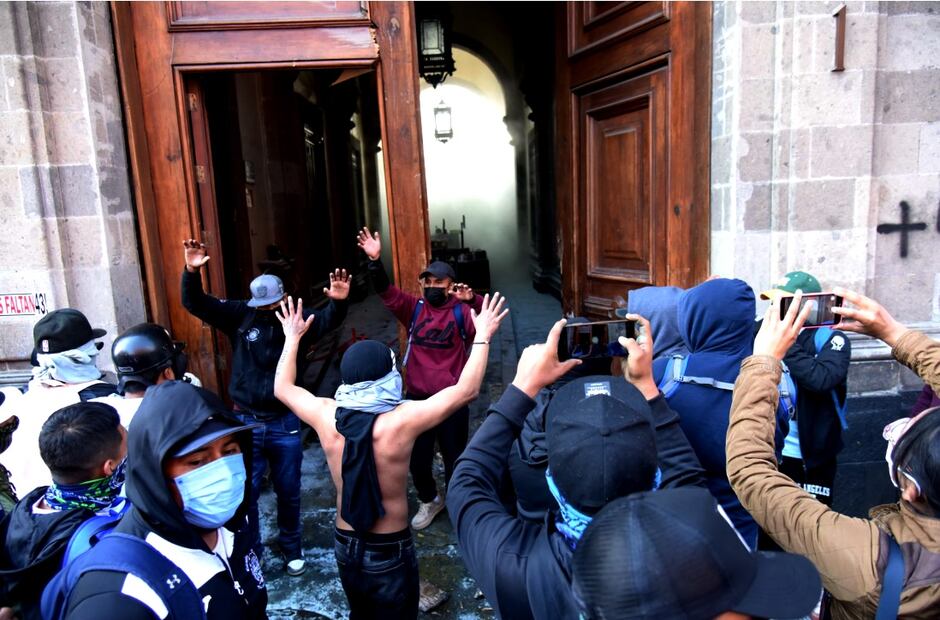 Los jóvenes, con gorras y el rostro cubierto con cubre bocas, usaron una camioneta de la CFE como ariete para derribar la puerta de madera de Moneda número 1. Foto: Salvador Cisneros/EL UNIVERSAL
