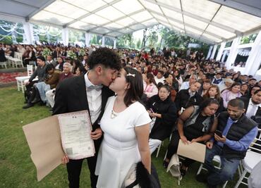 Día de San Valentín: 400 parejas se casan en boda colectiva en CDMX; Clara Brugada fue la madrina