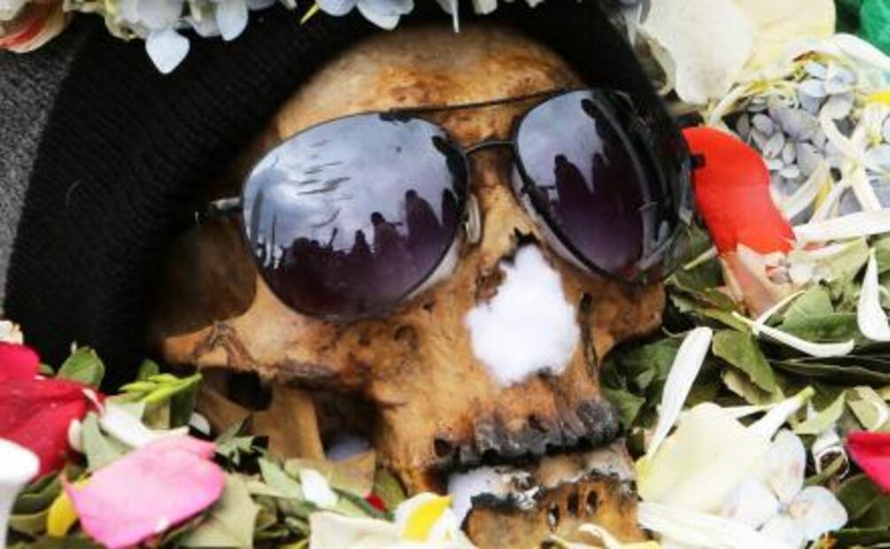 Dos años con un cadáver, los ritos funerarios más raros del mundo