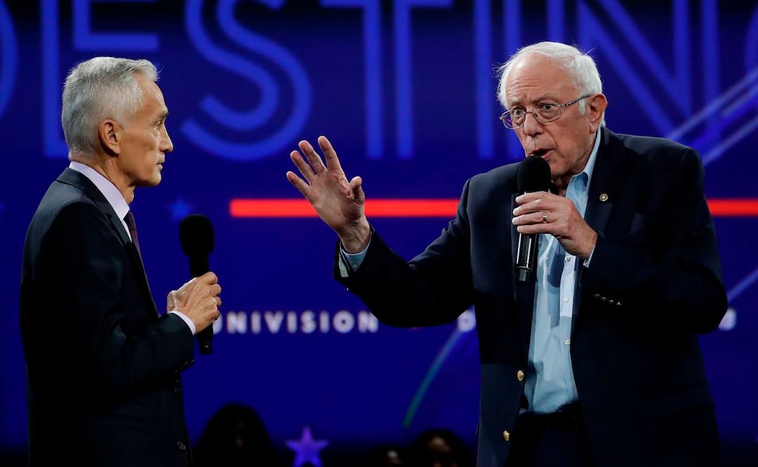 Jorge Ramos y Bernie Sanders en el programa de elecciones en Estados Unidos (Foto: AFP)