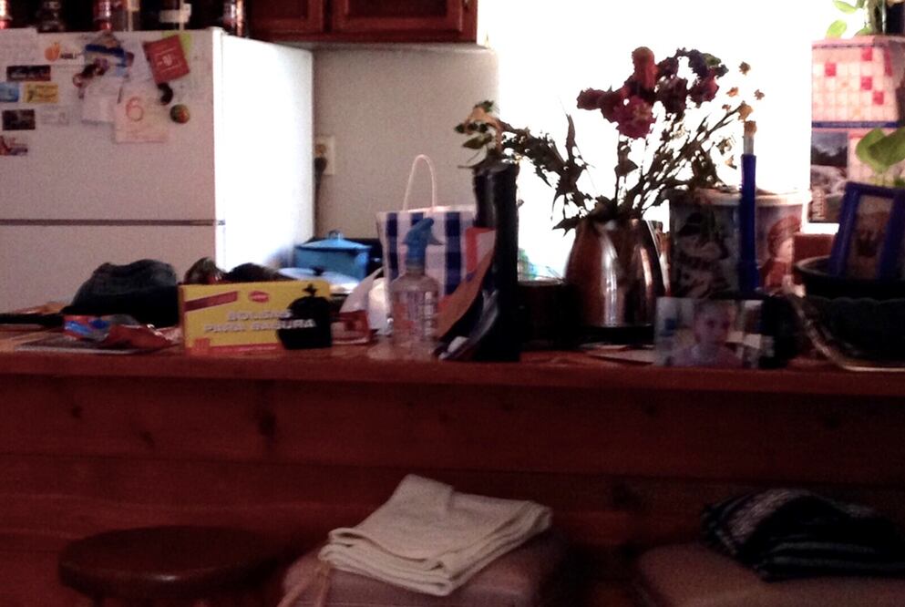 “Nada en este mundo acontece por casualidad”. Anastasia dejó subrayadas tres líneas en un libro de pasta blanda, que policías investigadores encontraron aquel 7 de junio a un costado de una caja de bolsas negras y sobre la barra de su pequeña cocina. Foto Especial