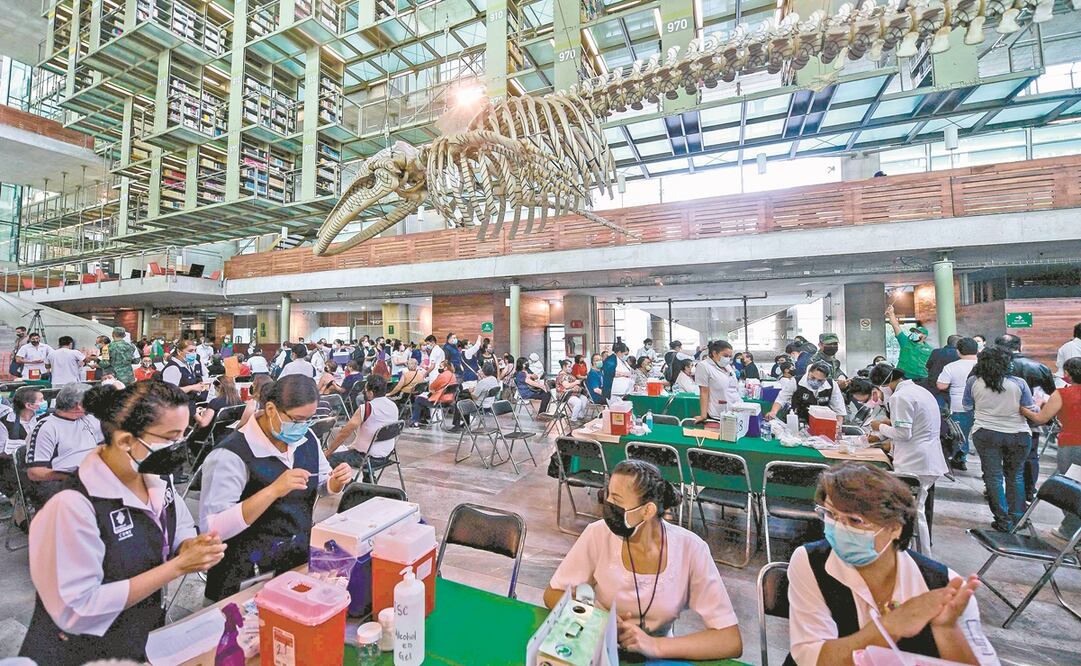 Enfermeras preparan dosis de la vacuna Pfizer-BioNTech contra Covid en la Ciudad de México. Hacia el 3 de mayo, en la capital se identificaron al menos dos variantes: la brasileña y la inglesa. Foto: Pedro Pardo. AFP