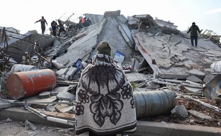 "Ahora esperamos a nuestros muertos": mujer en Gaziantep tras devastador terremoto en Turquía