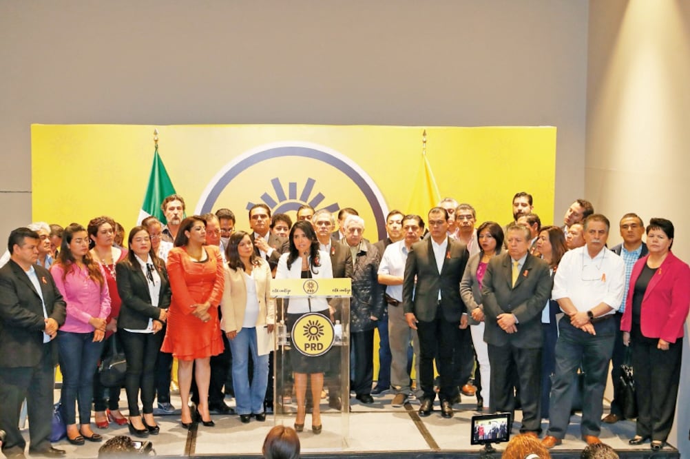 El Comité Ejecutivo Nacional (CEN) perredista se reunirá hoy para definir la convocatoria que será propuesta en su Consejo Nacional y según el orden del día, se pondrá a consideración si el próximo sábado se realiza el cónclave. (ARCHIVO EL UNIVERSAL)