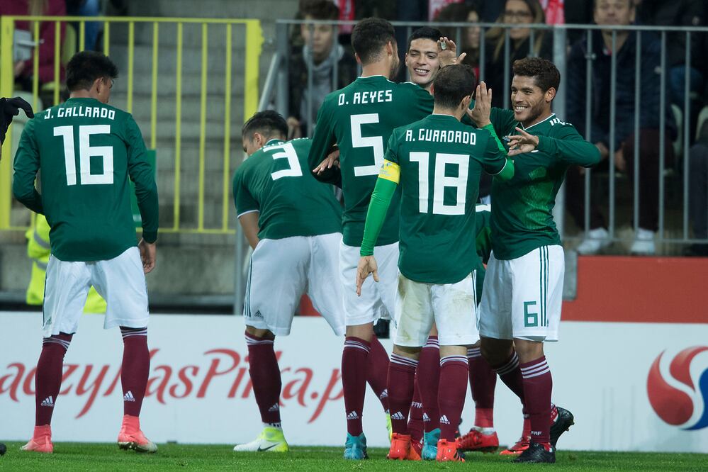 Imago7. Jugadores de la Selección Mexicana en partido ante Polonia