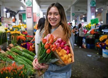 14 de febrero: Mujeres compran flores para sus novios en el Mercado de Jamaica