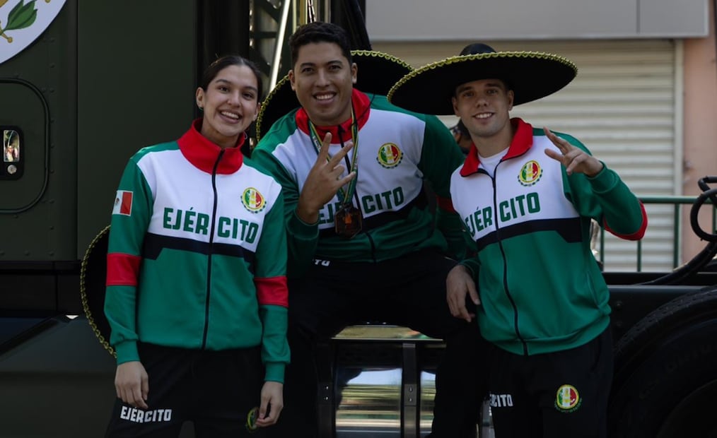 Elementos del Ejército mexicano se preparan para participar en el desfile cívico-militar por el 115 aniversario del inicio de la Revolución Mexicana, que este año cambia de ruta y culminará en el Monumento a la Revolución en la Ciudad de México, el jueves 20 de noviembre de 2025. Foto: Luis Camacho/EL UNIVERSAL