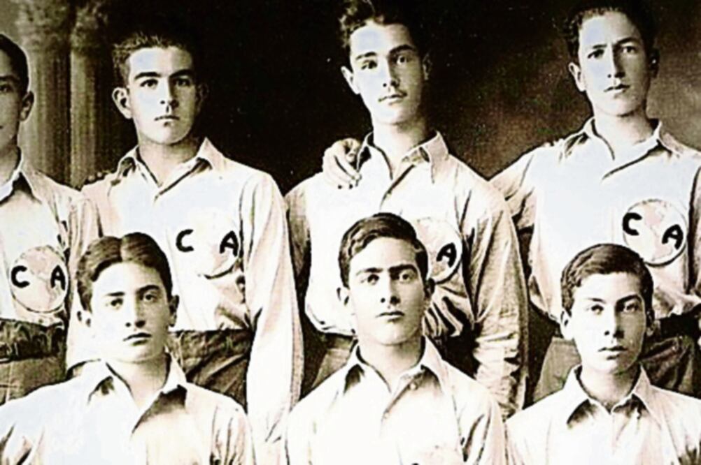 Alunmos del Colegio Mascarones y la escuela marista La Perpetua, se unieron para formar al América el 12 de octubre de 1916 (CLUB AMÉRICA)