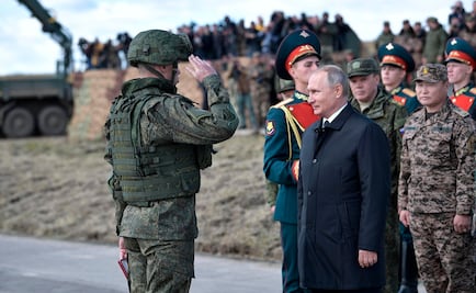 Vladimir Putin supervisa ejercicio militar de 30 mil efectivos rusos y chinos