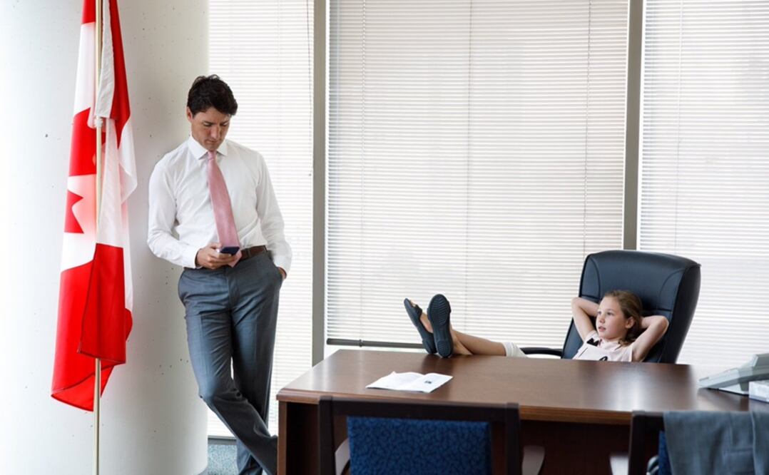 Justin Trudeau en su despacho junto a su hija Ella-Grace. Foto: Especial