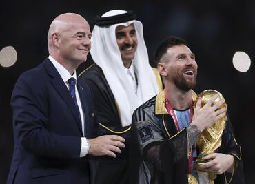 El descomunal precio de la 'capa' que utilizó Messi en la premiación de la Copa del Mundo
