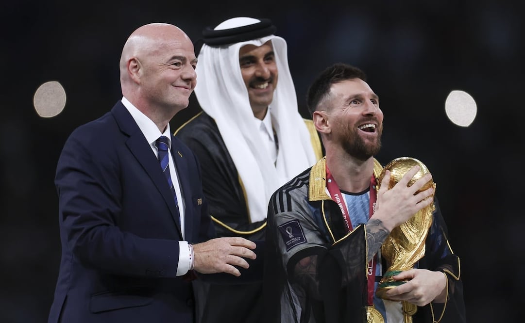 Lionel Messi portando un Besht y la Copa del Mundo - FOTO: Xinhua