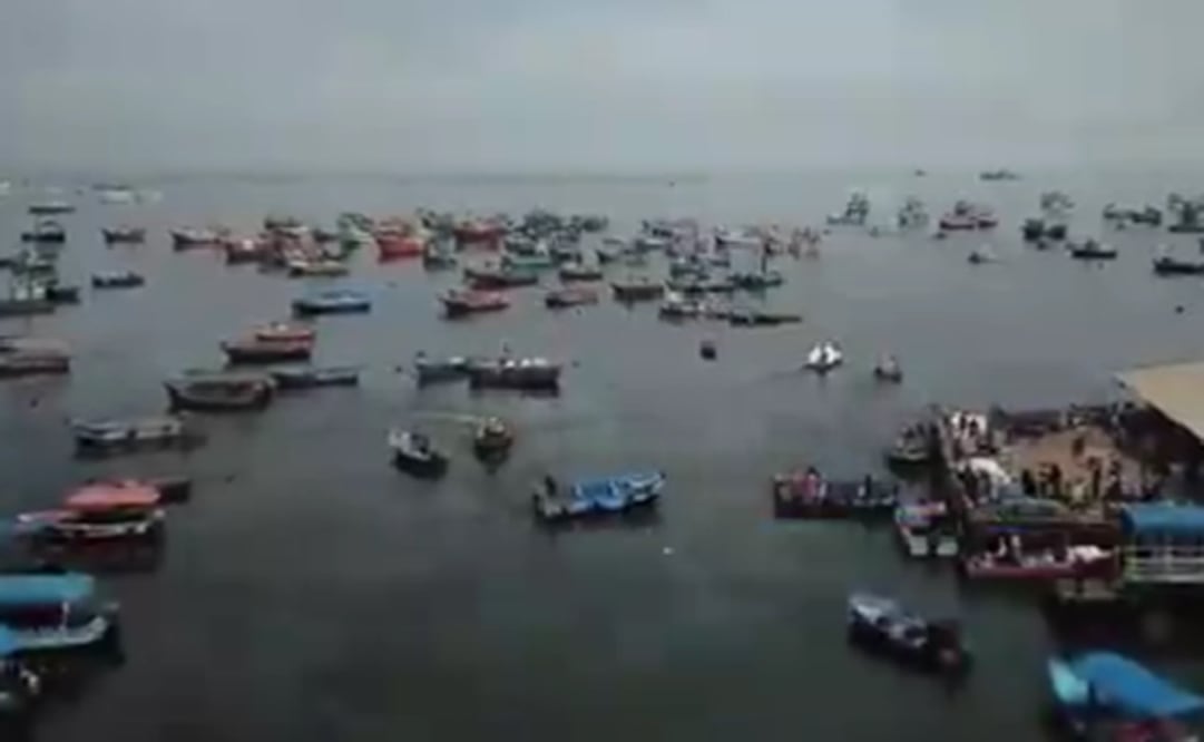 Cientos de pescadores temen que sus medios de vida se arruinen tras un derrame de petróleo causado por una erupción volcánica. Foto: Tomada del video