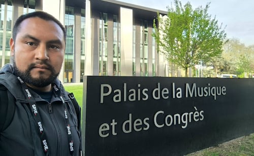 Científico hidalguense presenta en Francia estudio que permite identificar el cáncer de mama a través de IA; precisión es del 90%