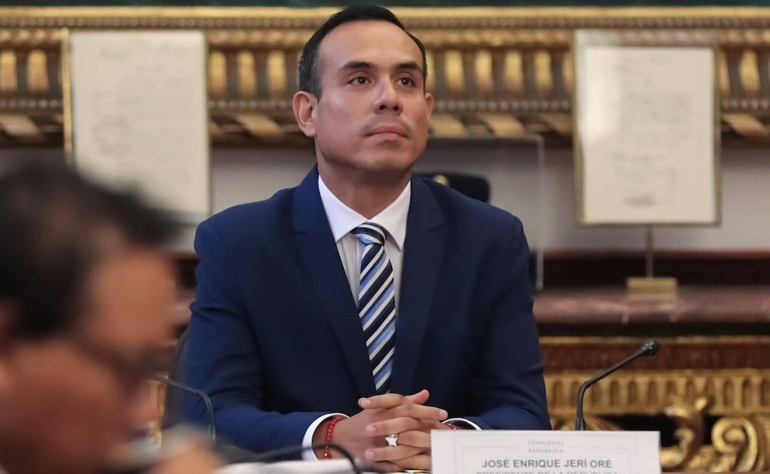 Fotografía de archivo del 21 de enero de 2026 que muestra al presidente de transición de Perú, José Jerí, asistiendo ante la Comisión de Fiscalización y Contraloría del Congreso en Lima (Perú). El Congreso de Perú destituyó este martes al presidente interino, el derechista José Jerí, a menos de dos meses de las elecciones generales, lo que se convierte en el octavo cambio presidencial que vive el país andino en casi una década de inestabilidad política, iniciada tras los comicios de 2016. Foto: EFE