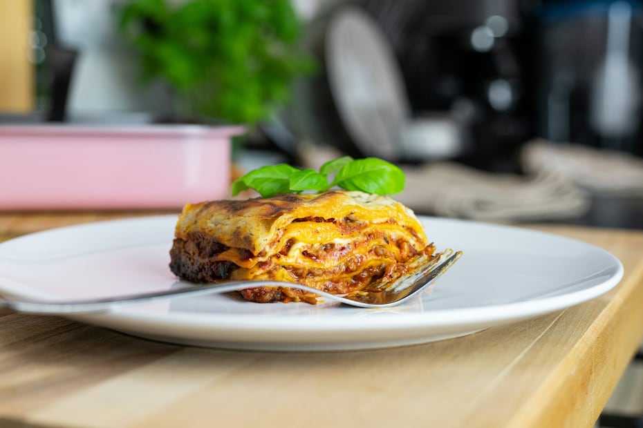 Corta con cuidado la lasagna para que aprecies cada capa. Foto: Unsplash